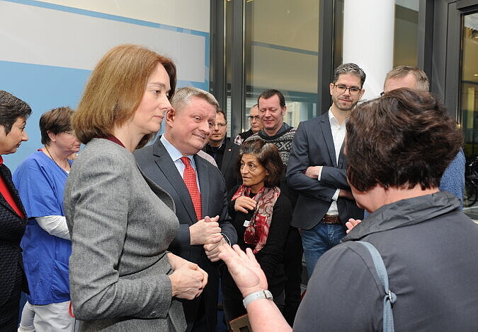 Bundesgesundheitsminister Gröhe und Bundesfamilienministerin Dr. Barley im Gespräch mit Beschäftigten aus Plegeberufen