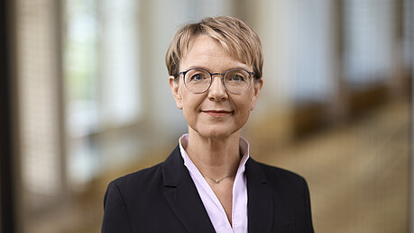 Portraitfoto im Querformat von Stin Katja Kohfeld
