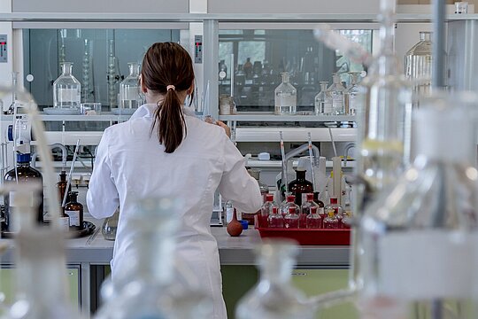 Ein Labor in dem eine Frau arbeitet