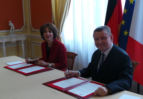 Foto: Bundesgesundheitsminister Hermann Gröhe und seine französische Amtskollegin Marisol Touraine unterzeichnen die gemeinsame Erklärung. Quelle: Haugwitz/BMG