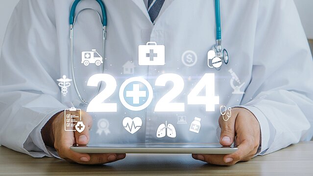 Neujahr 2024 Symbolbild, Doktor mit Tablet