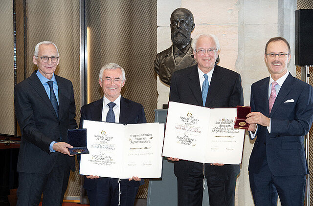 Rino Rappuoli und Martin J. Blaser werden bei der Robert-Koch-Preisverleihung ausgezeichnet. Prof. Dr. Plischke und Staatssekretär des BMG Dr. Thomas Steffen übergeben die Preise.