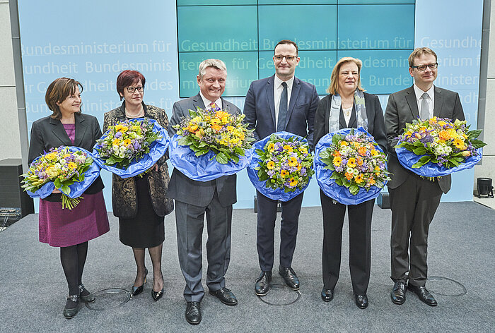 Gruppenfoto mit Blumensträußen vom neuen Bundesgesundheitsminister Jens Spahn, dem ehemaligen Gesundheitsminister Hermann Gröhe, den neuen Parlamentarischen Staatssekretären Sabine Weiss und Thomas Gebhart, der ehemaligen Parlamentarischen Staatssekre