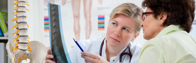Gesundheitskompetenz und Patientenorientierung (Bildquelle: iStocks/Alexander Raths) Ärztin mit Patientin in einer Beratung