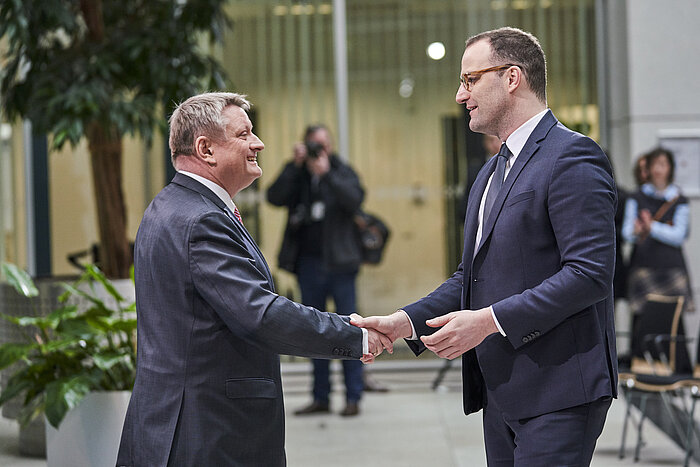 Hermann Gröhe und Jens Spahn geben sich die Hand
