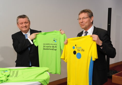 Foto: Minister Gröhe und Thomas Sitte präsentieren das T-Shirt