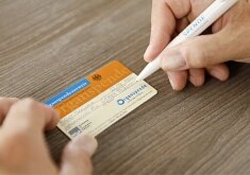 Der Organspendeausweis wird beschrieben. Bildquelle: BZgA/Hardy Welsch