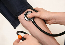 Foto: Ein Stethoskop an einem männlichen Arm (Bildquelle: nickfree/iStockphoto)
