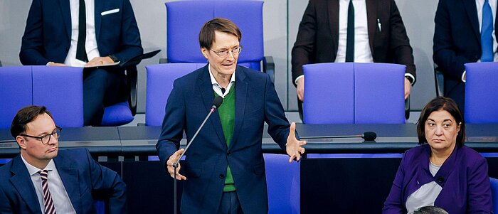 Lauterbach spricht bei der Regierungsbefragung im Bundestag