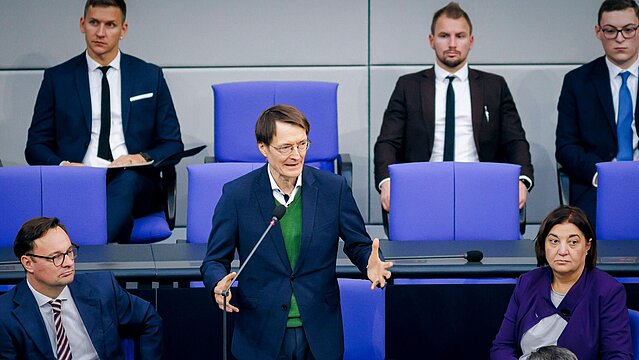 Lauterbach spricht bei der Regierungsbefragung im Bundestag