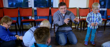 Kidstime Workshops in Aktion - Klaus Henner Spierling mit Teilnehmenden in der Kindergruppe 