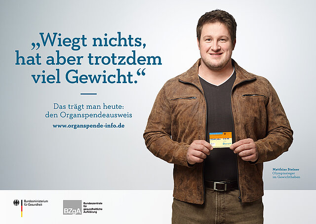 Plakat: Matthias Steiner mit seinem Organspendeausweis