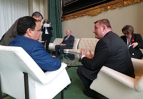 Foto: Bundesgesundheitsminister Hermann Gröhe im Gespräch mit Indiens Gesundheitsminister Jagat Prakash Nadda