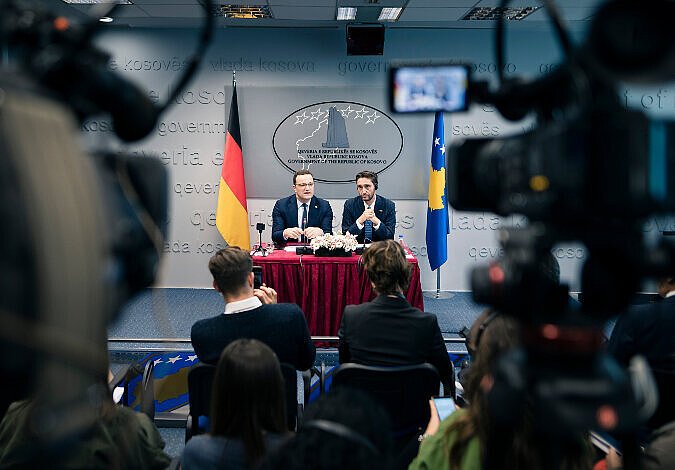 Bundesgesundheitsminister Jens Spahn bei der Unterzeichnung der Gemeinsamen Erklärung mit Gesundheitsminister Uran Ismajli
