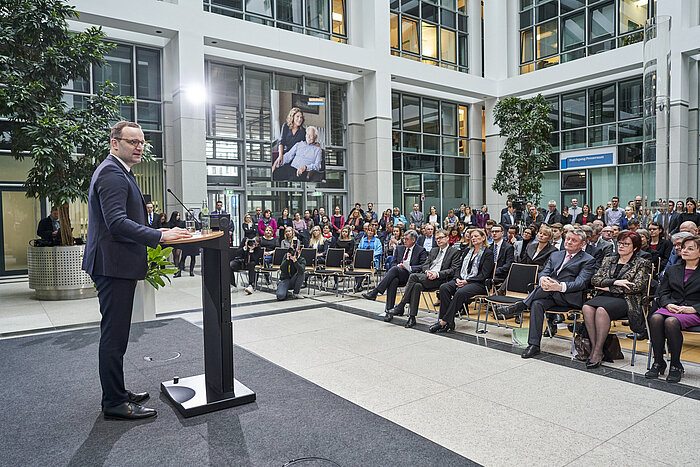 Foto: Jens Spahn bei seiner Rede, im Hintergrund das Publikum