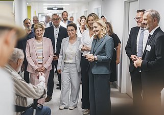 Bundesgesundheitsminsiterin Nina Warken bei ihrem Besuch des Alb Fils Klinikums in Göppingen am 04.07.2025