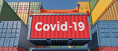 Schiffscontainer mit Covid-19 Aufdruck