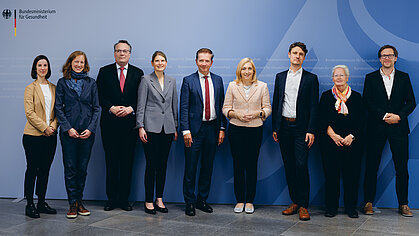 Bundesgesundheitsministerin Nina Warken mit Mitgliedern der FinanzKommission Gesundheit