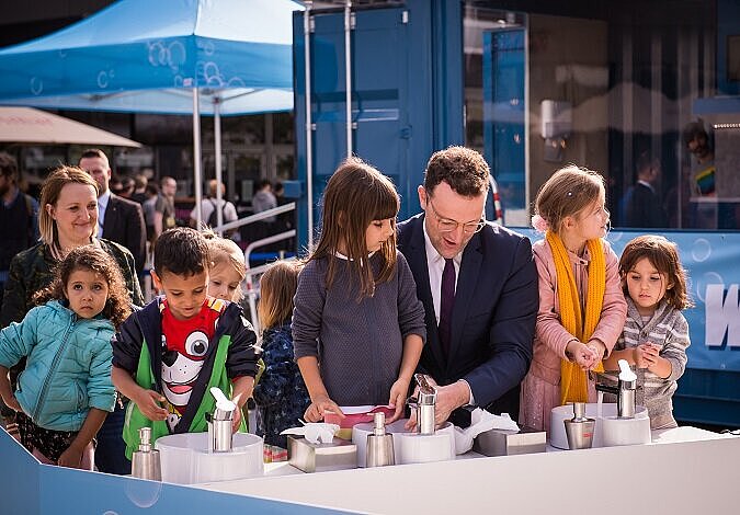 Der Minister zeigt kleinen Kinder, wie die Hände richtig gewaschen werden und worauf man achten sollte.