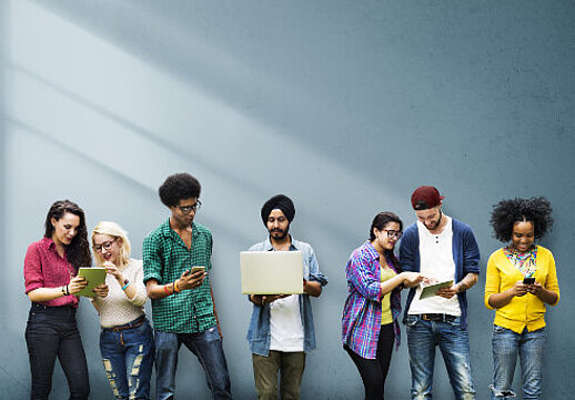 Foto: Eine Gruppe von Teenagern, die mit Notebooks, Tablets und Smartphones hantieren (Bildquelle: Rawpixel.com/Shutterstock.com)