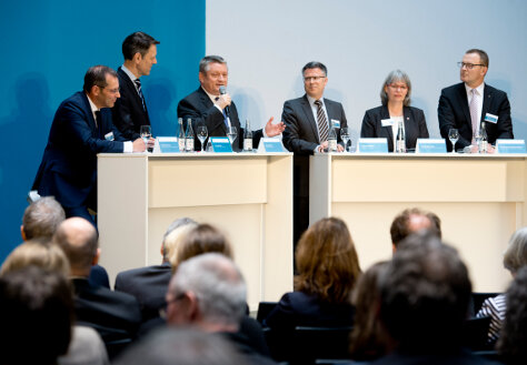 Diskussionsrunde mit den am Dialog beteiligten Vertreter/-innen der Wissenschaft, der pharmazeutischen Verbände und der IG BCE.