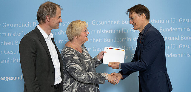 Übergabe der Empfehlung der Regierungskommission an Bundesgesundheitsminister Prof. Karl Lauterbach