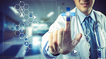 Arzt berührt virtuelle Schaltfläche einer Gesundheitsanwendung