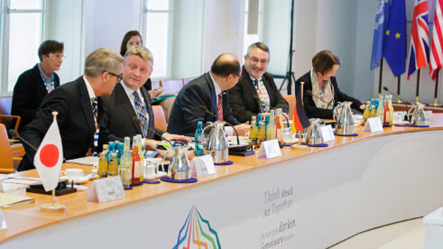 Foto: Bundesgesundheitsminister Hermann Gröhe am Konferenztisch des G7-Gesundheitsministertreffens (Bildquelle: BMG/Photothek)