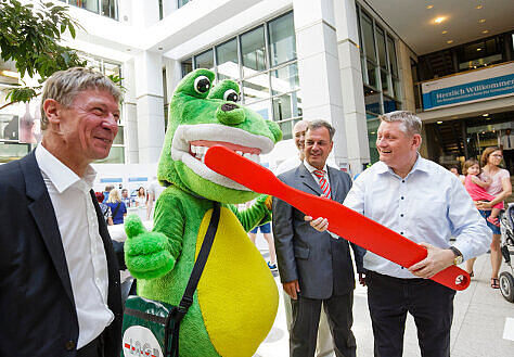 Minister Gröhe mit Kroko