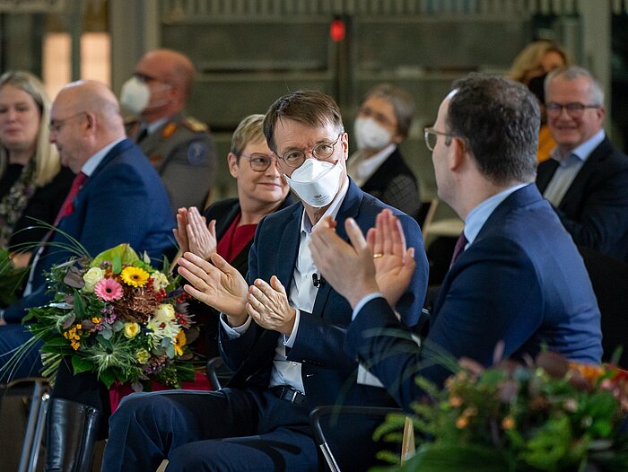 Bundesgesundheitsminister Prof. Dr. Karl Lauterbach und Jens Spahn bei der Amtsübergabe am 08.12.2021