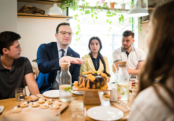 Bundesgesundheitsminister Jens Spahn im Gespräch mit Pflegeschülerinnen und -schülern im Kosovo