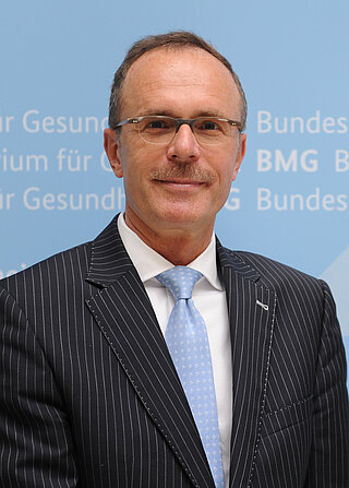 Portraitfoto von Staatssekretär Dr. Thomas Steffen im Hochformat