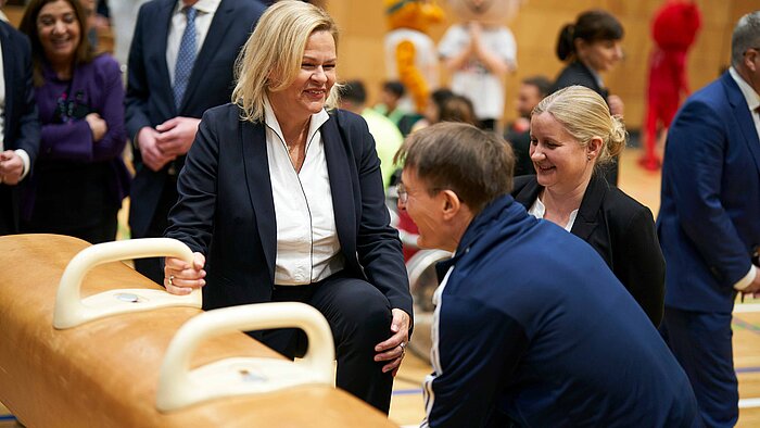 Sportministerin Nancy Faeser und Gesundheitsminister Karl Lauterbach beim Bewegungsgipfel in Berlin am 13.12.2022