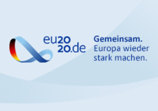 Logo der deutschen EU-Ratspräsidentschaft mit dem Motto "Gemeinsam. Europa wieder stark machen" auf hellblauem Hintergrund