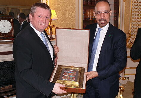 Foto: Bundesgesundheitsminister Hermann Gröhe und sein saudi-arabischer Amtskollege Khalid bin Abdulaziz Al-Falih präsentieren ein Bild in einem goldenen Rahmen