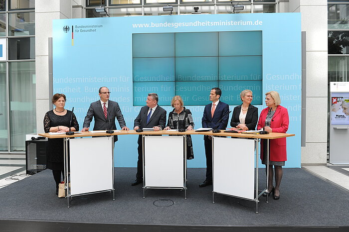 Gruppenfoto mit Bundesgesundheitsminister Hermann Gröhe, Bundesforschungsministerin Prof. Johanna Wanka sowie Vertreterinnen und Vertreter der Gesundheits- und der Kultusministerkonferenz der Länder und der Koalitionsfraktionen des Deutschen Bundestages