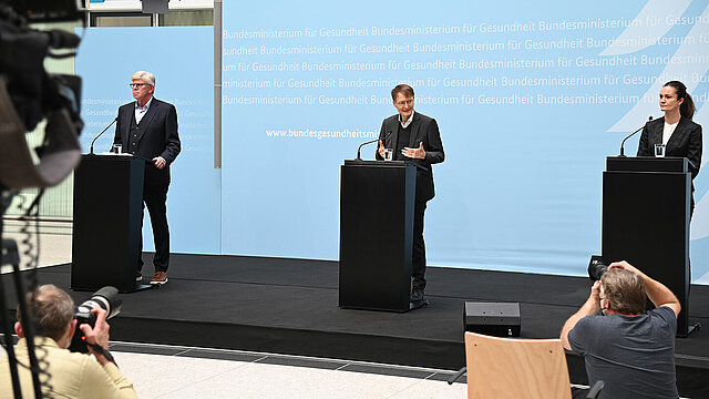 Bundesgesundheitsminister Prof. Karl Lauterbach spricht bei einer gemeinsamen Pressekonferenz mit Gernot Kiefer und Isabell Halletz