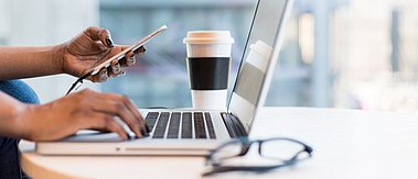 Person am Laptop - SCreening für Internet-Nutzungs-Störungen (SCINS)
