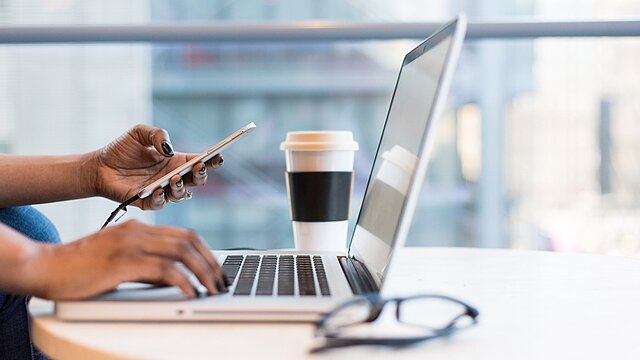 Person am Laptop - SCreening für Internet-Nutzungs-Störungen (SCINS)