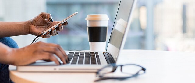 Person am Laptop - SCreening für Internet-Nutzungs-Störungen (SCINS)