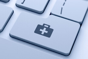 Eine Tastatur, bei der die Enter-Taste durch ein Gesundheitssymbol ersetzt wurde.