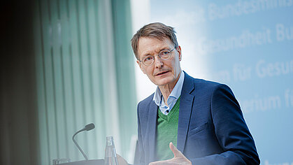 Bundesgesundheitsminister Prof. Karl Lauterbach spricht bei einer Pressekonferenz im BMG
