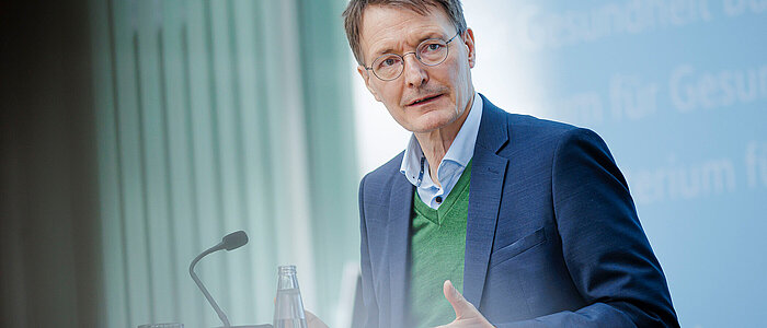Bundesgesundheitsminister Prof. Karl Lauterbach spricht bei einer Pressekonferenz im BMG