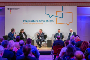 Pflegebevollmächtigter Andreas Westerfellhaus mit Bürgern im Gespräch (Bildquelle: BMG) Pflegebevollmächtigter Andreas Westerfellhaus mit Bürgern im Gespräch