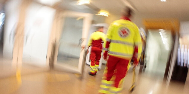 Entwicklung smarter Notfall-Algorithmen durch erklärbare KI-Verfahren (Bildquelle: Universitätsmedizin Göttingen) Rettungssanitäter in der Notaufnahme - Entwicklung smarter Notfall-Algorithmen durch erklärbare KI-Verfahren