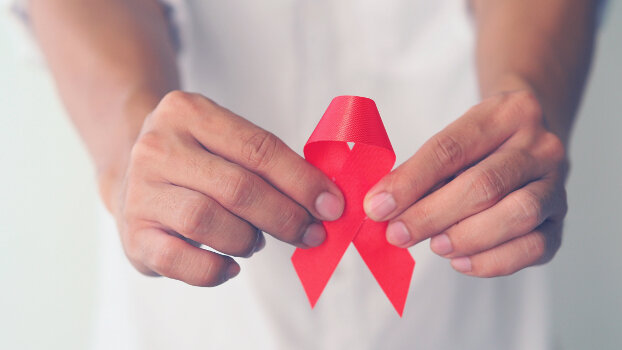 Die rote Schleife – das Symbol der Solidarität mit HIV-Infizierten und AIDS-Kranken