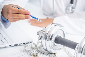 Versorgungsketten zur ärztlich angeregten Bewegungsförderung sind Kern des Projekts BewegtVersorgt. Im Fokus stehen Menschen mit nichtübertragbaren Erkrankungen. (Bildquelle: MarianVejcik/iStockphoto) Versorgungsketten zur ärztlich angeregten Bewegungsförderung sind Kern des Projekts BewegtVersorgt. Im Fokus stehen Menschen mit nichtübertragbaren Erkrankungen.