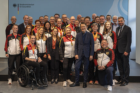 Bundesgesundheitsminister Prof. Karl Lauterbach auf einem Gruppenfoto mit den Athleten und Athletinnen der World Transplant Games.