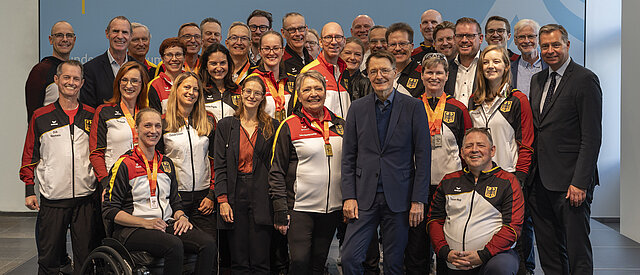 Bundesgesundheitsminister Prof. Karl Lauterbach auf einem Gruppenfoto mit den Athleten und Athletinnen der World Transplant Games.
