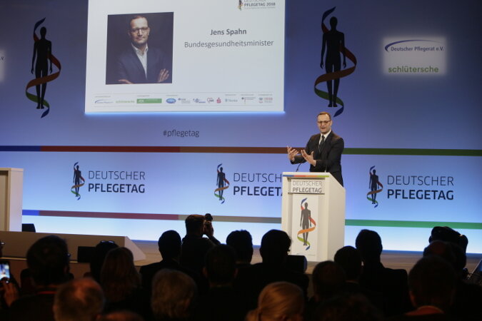 Jens Spahn hält eine Rede vor dem Publikum des Deutschen Pflegetages